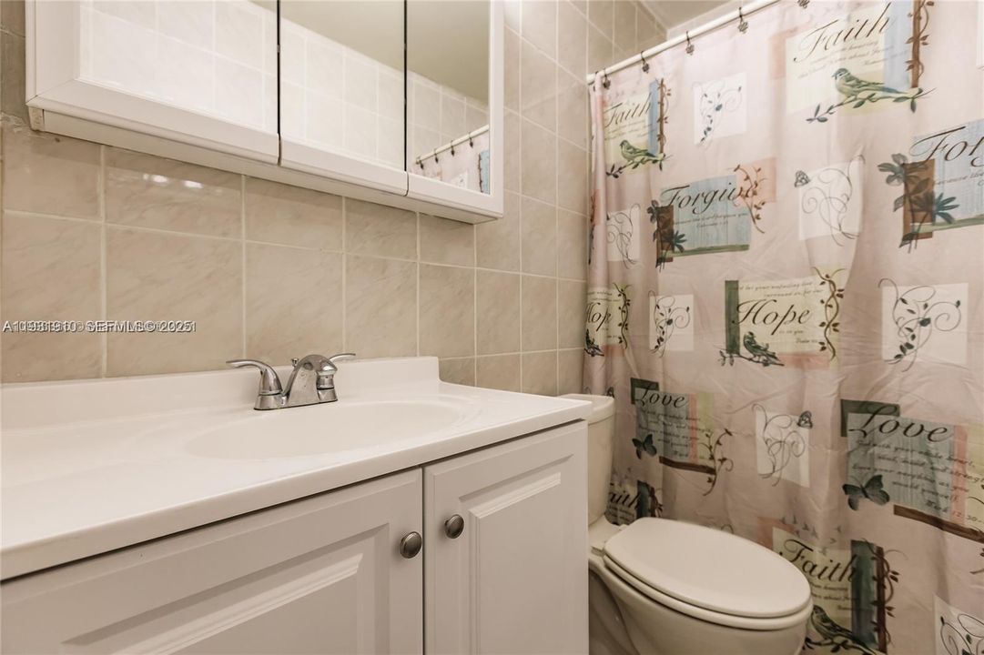 For Rent: $4,500 (5 beds, 2 baths, 2078 Square Feet)