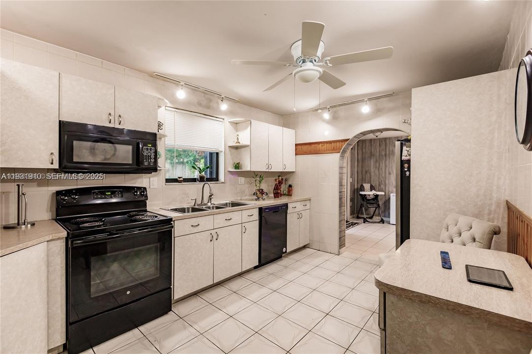 For Rent: $4,500 (5 beds, 2 baths, 2078 Square Feet)