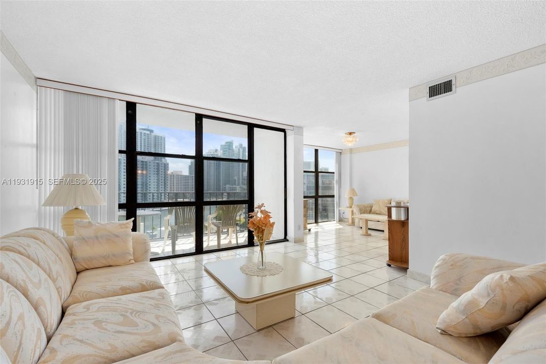 出租: $2,300 (2 贝兹, 2 浴室, 1130 平方英尺)