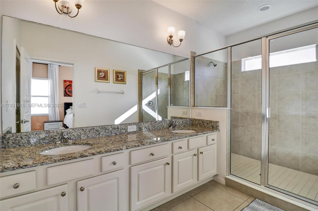 For Sale: $595,000 (5 beds, 5 baths, 3067 Square Feet)