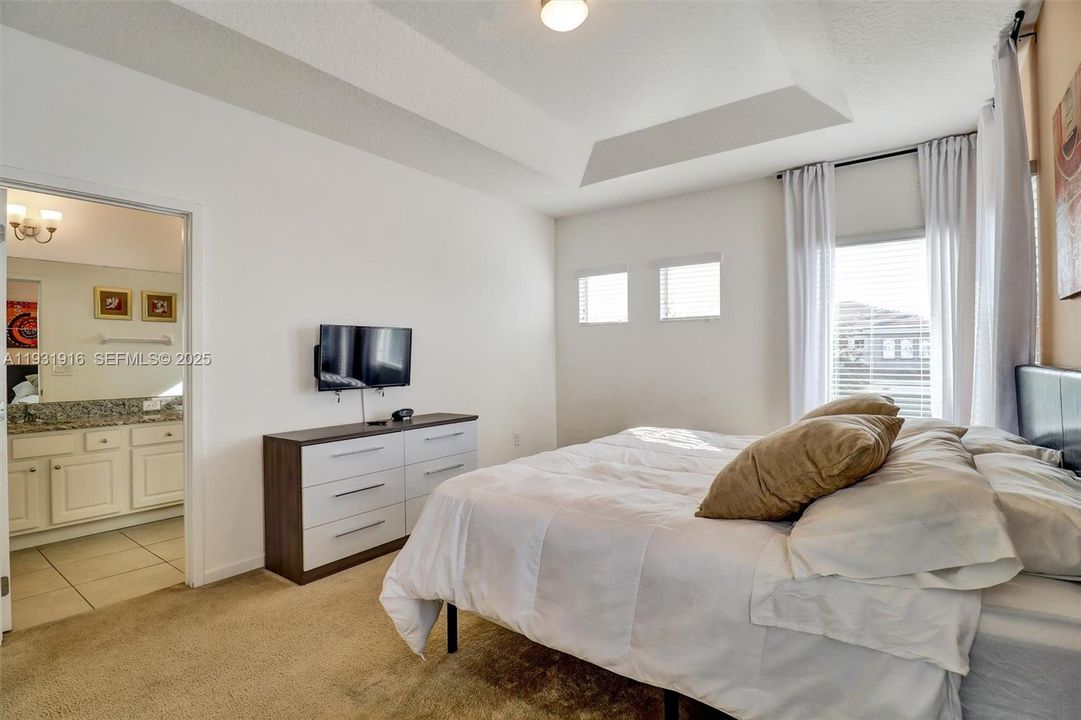 For Sale: $595,000 (5 beds, 5 baths, 3067 Square Feet)