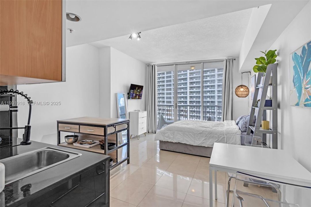 For Sale: $260,000 (0 beds, 1 baths, 401 Square Feet)