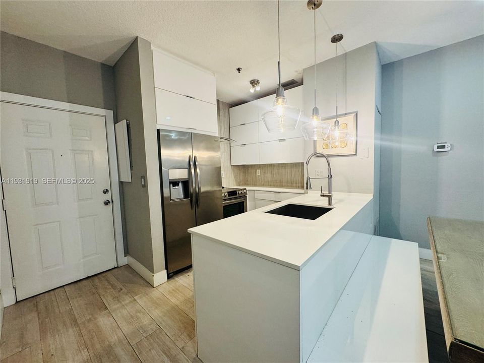 For Sale: $285,000 (1 beds, 1 baths, 491 Square Feet)