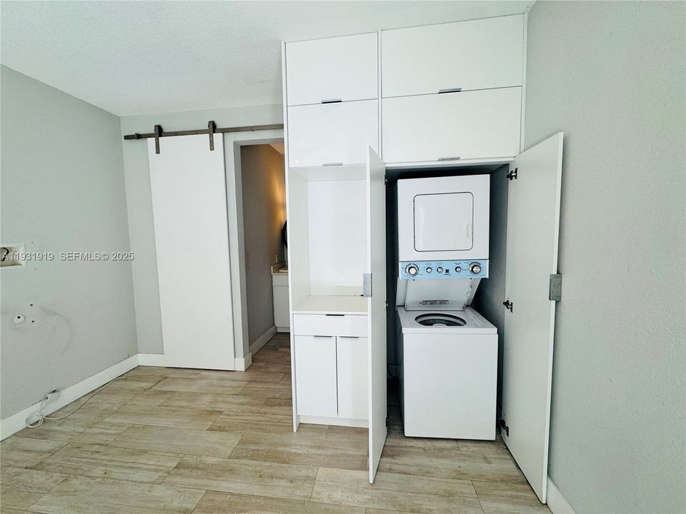 For Sale: $285,000 (1 beds, 1 baths, 491 Square Feet)