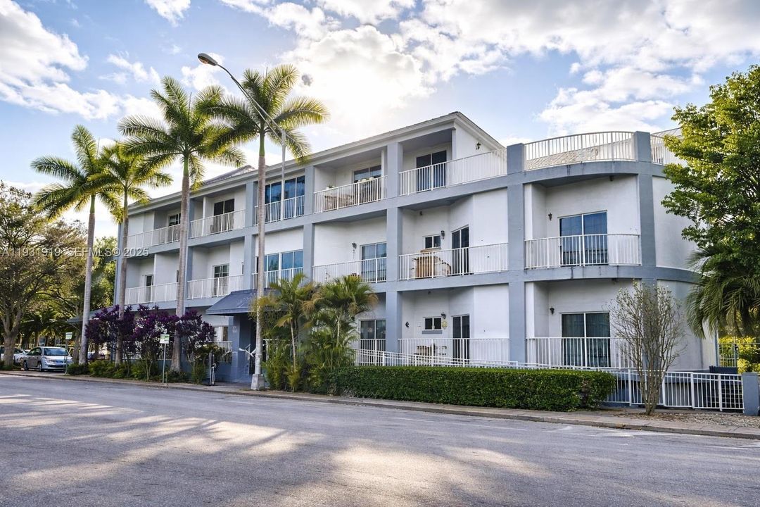 For Sale: $285,000 (1 beds, 1 baths, 491 Square Feet)