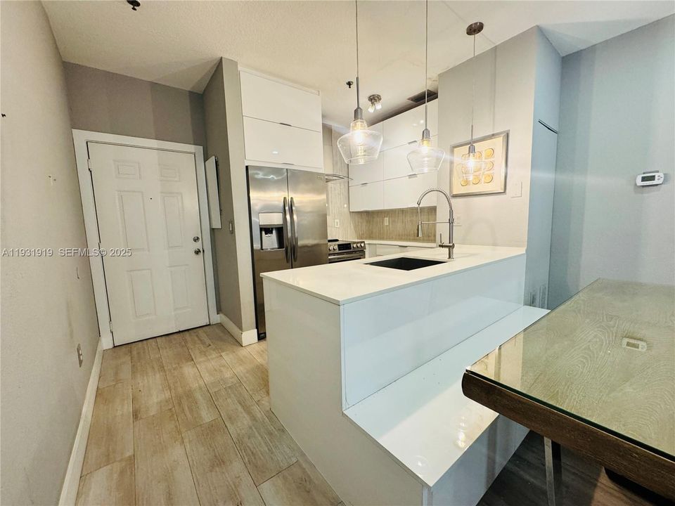 For Sale: $285,000 (1 beds, 1 baths, 491 Square Feet)
