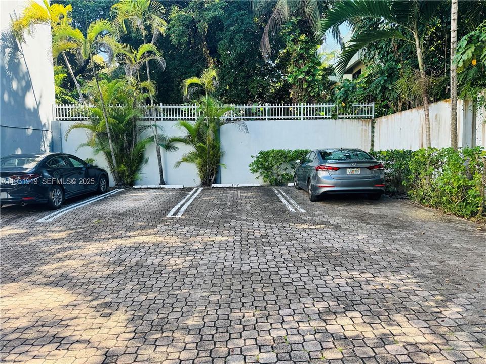 For Sale: $285,000 (1 beds, 1 baths, 491 Square Feet)