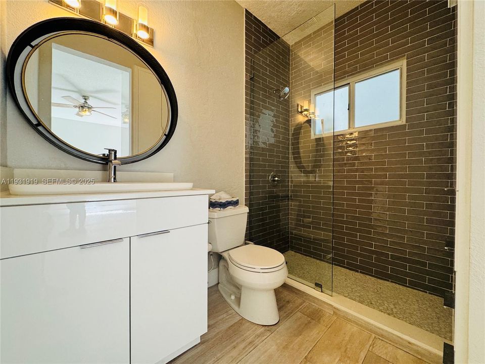 For Sale: $285,000 (1 beds, 1 baths, 491 Square Feet)