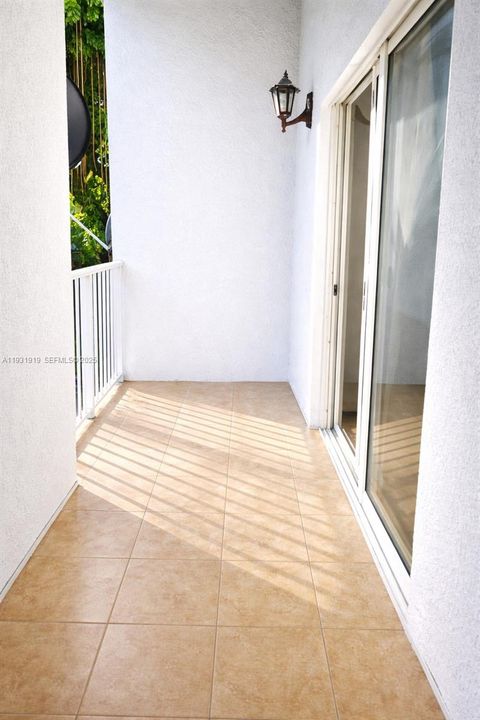 For Sale: $285,000 (1 beds, 1 baths, 491 Square Feet)