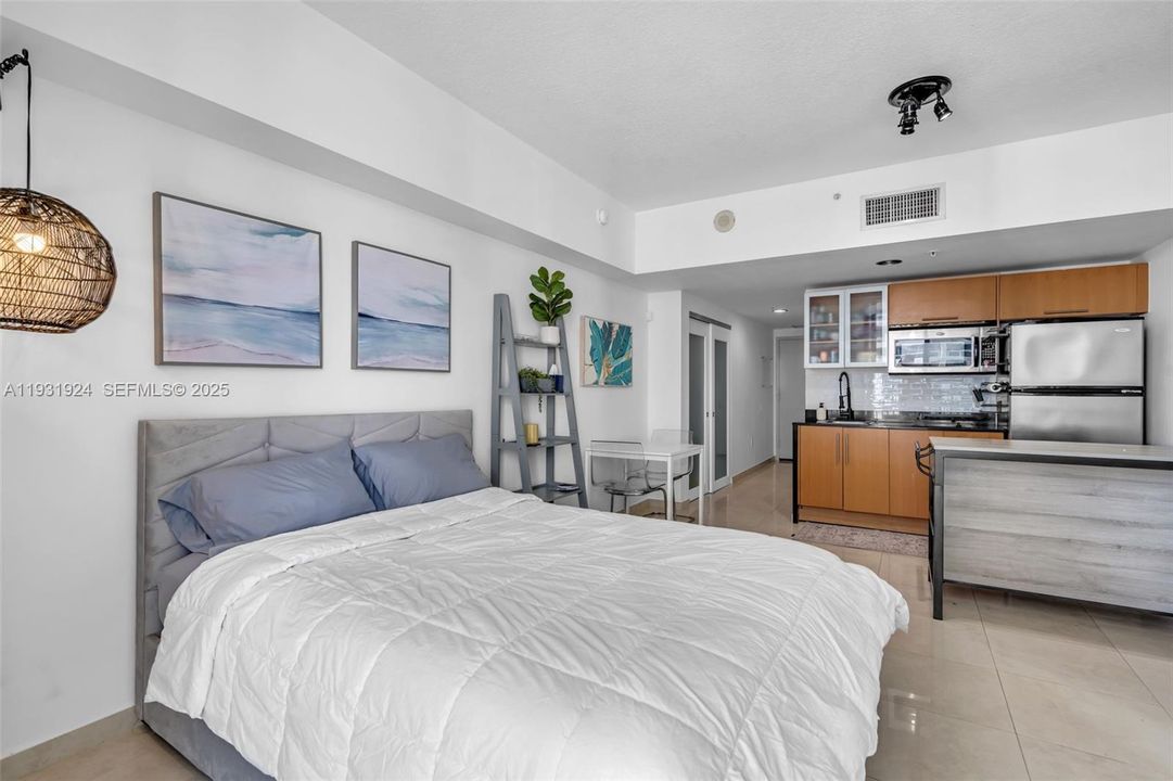 For Rent: $2,350 (0 beds, 1 baths, 401 Square Feet)