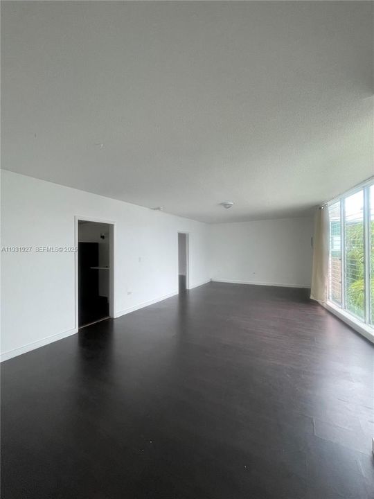 For Rent: $2,300 (1 beds, 1 baths, 800 Square Feet)