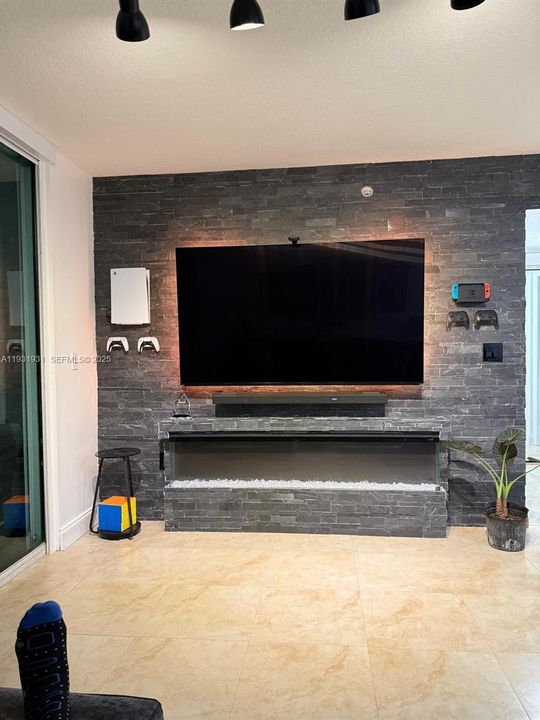 For Rent: $2,950 (1 beds, 1 baths, 757 Square Feet)