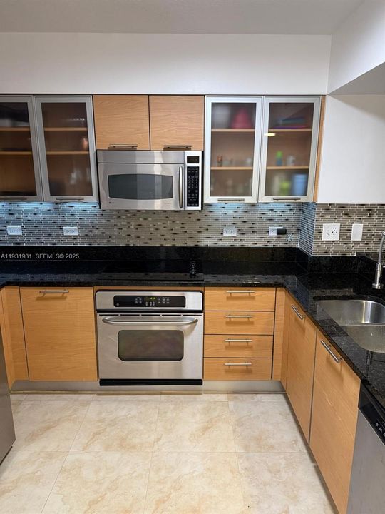 For Rent: $2,950 (1 beds, 1 baths, 757 Square Feet)