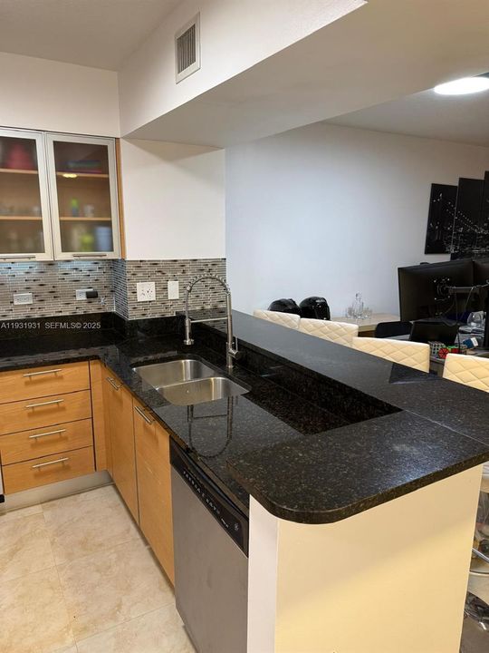 For Rent: $2,950 (1 beds, 1 baths, 757 Square Feet)