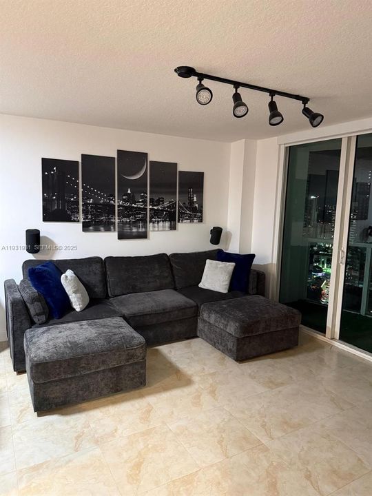 For Rent: $2,950 (1 beds, 1 baths, 757 Square Feet)