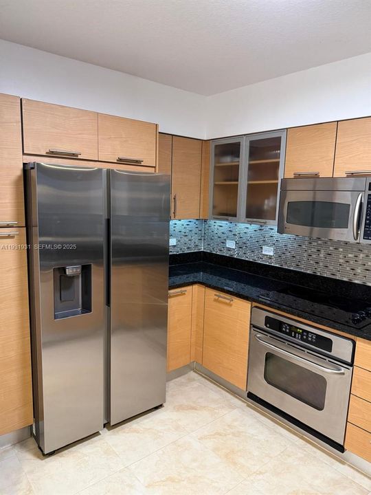 For Rent: $2,950 (1 beds, 1 baths, 757 Square Feet)