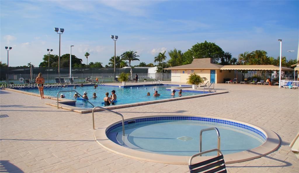 待售: $299,000 (2 贝兹, 2 浴室, 1449 平方英尺)