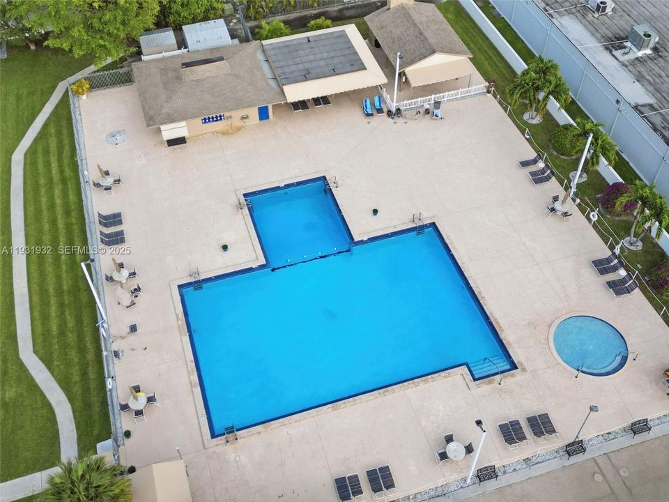 待售: $299,000 (2 贝兹, 2 浴室, 1449 平方英尺)