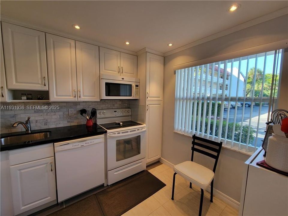 For Rent: $1,600 (2 beds, 2 baths, 904 Square Feet)