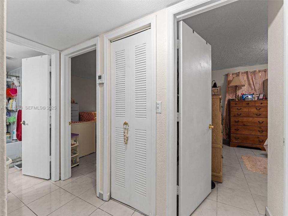 待售: $275,000 (2 贝兹, 1 浴室, 793 平方英尺)