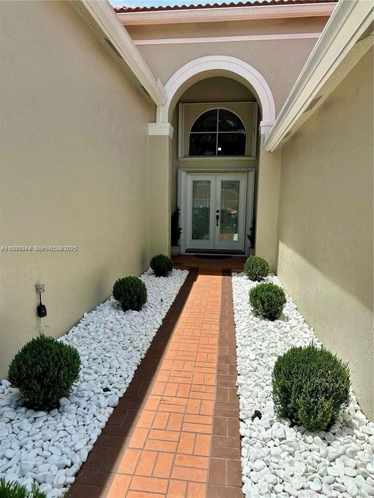 For Rent: $5,500 (4 beds, 2 baths, 2055 Square Feet)