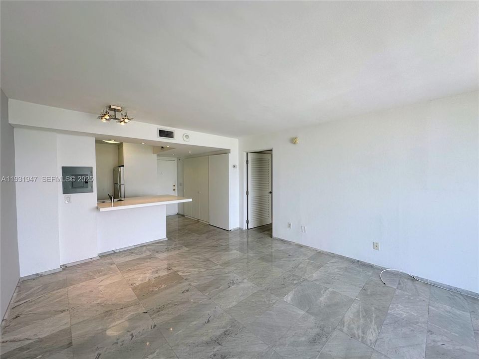 For Sale: $198,800 (1 beds, 1 baths, 723 Square Feet)