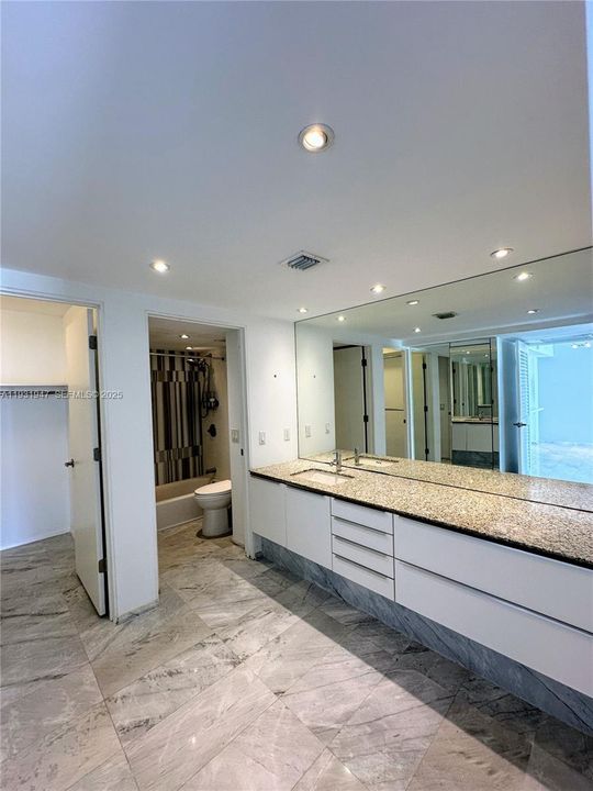 For Sale: $198,800 (1 beds, 1 baths, 723 Square Feet)