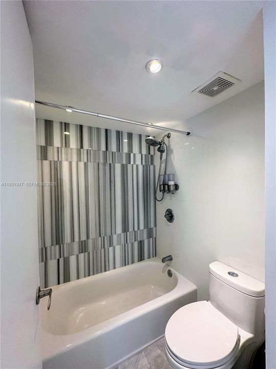 For Sale: $198,800 (1 beds, 1 baths, 723 Square Feet)