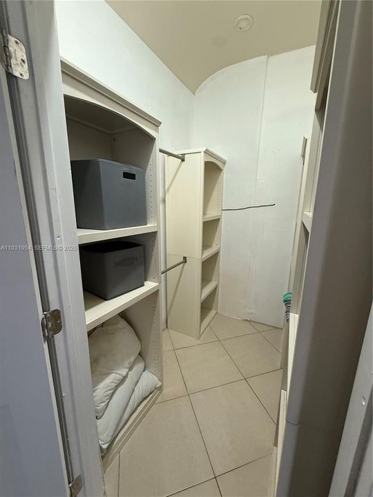 For Rent: $1,900 (1 beds, 3 baths, 2362 Square Feet)