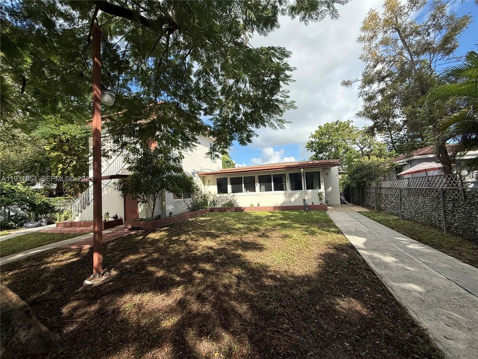 For Rent: $1,900 (1 beds, 3 baths, 2362 Square Feet)