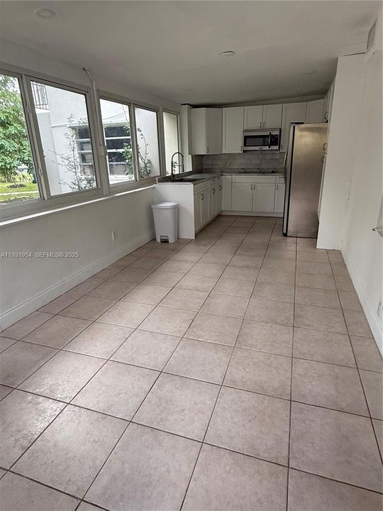 For Rent: $1,900 (1 beds, 3 baths, 2362 Square Feet)