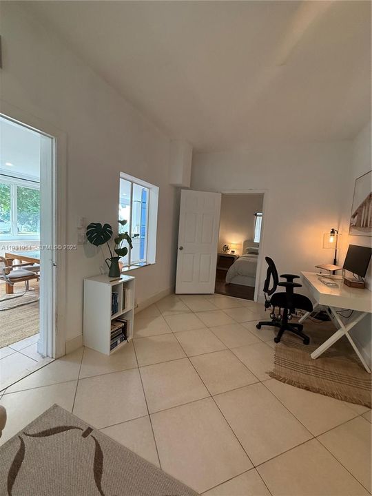 For Rent: $1,900 (1 beds, 3 baths, 2362 Square Feet)