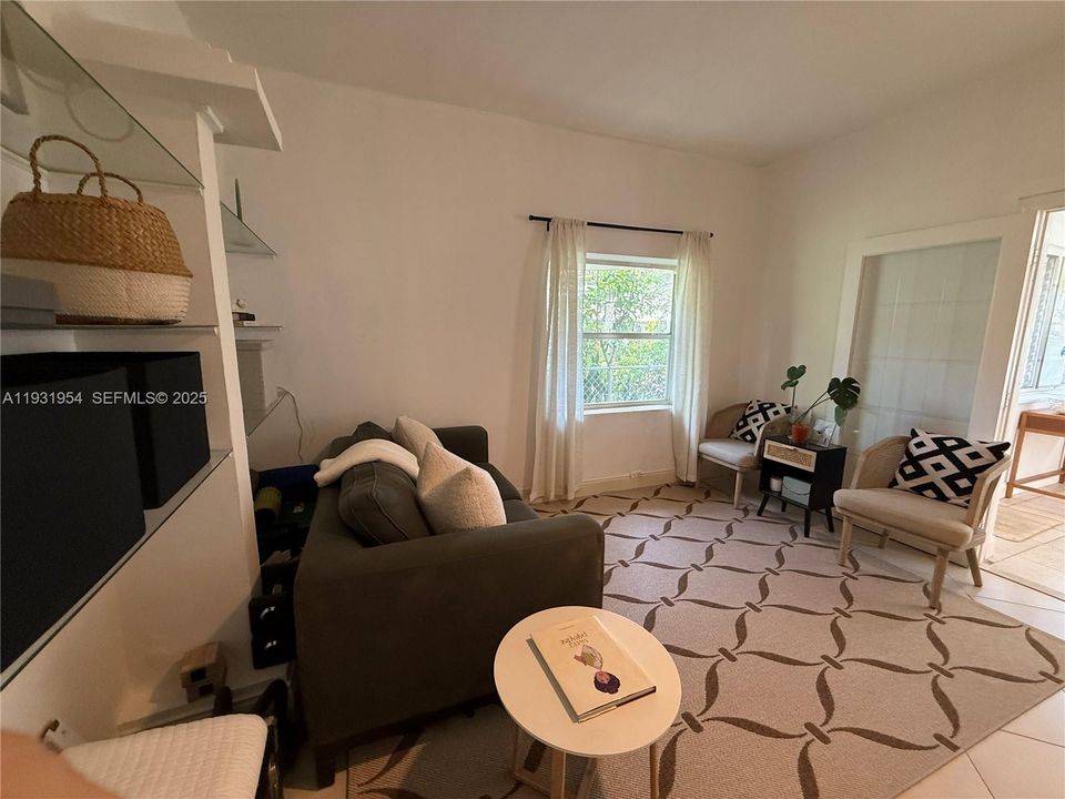For Rent: $1,900 (1 beds, 3 baths, 2362 Square Feet)