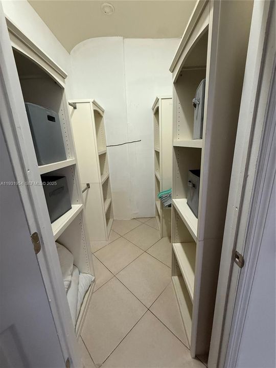 For Rent: $1,900 (1 beds, 3 baths, 2362 Square Feet)