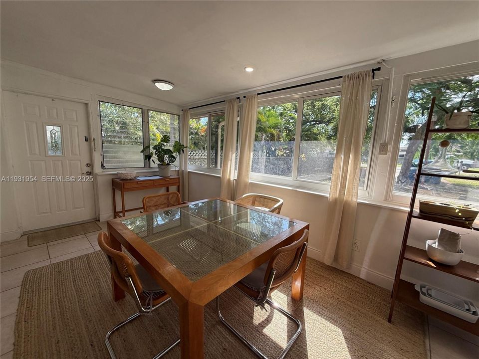 For Rent: $1,900 (1 beds, 3 baths, 2362 Square Feet)