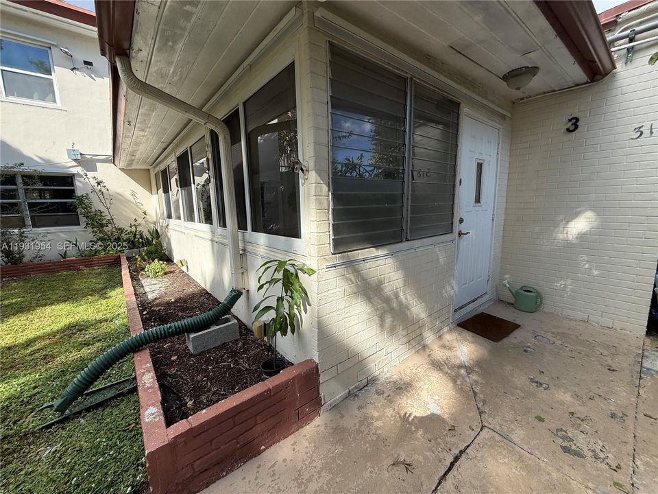 For Rent: $1,900 (1 beds, 3 baths, 2362 Square Feet)