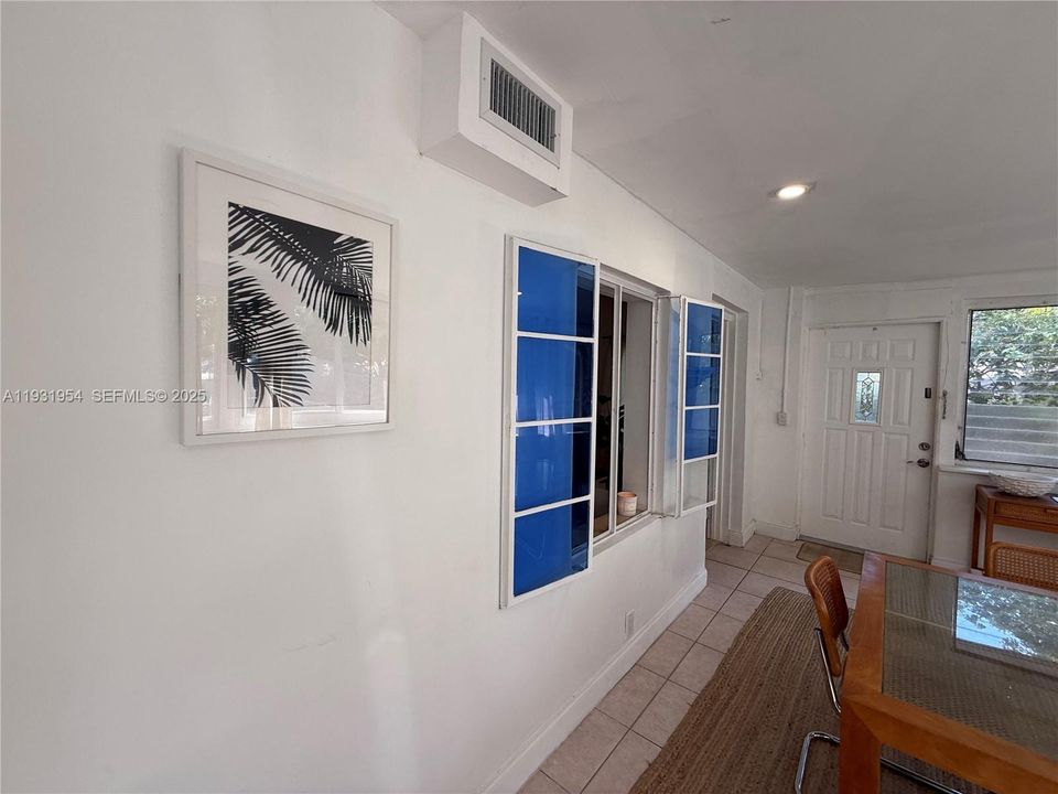 For Rent: $1,900 (1 beds, 3 baths, 2362 Square Feet)