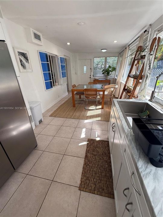 For Rent: $1,900 (1 beds, 3 baths, 2362 Square Feet)