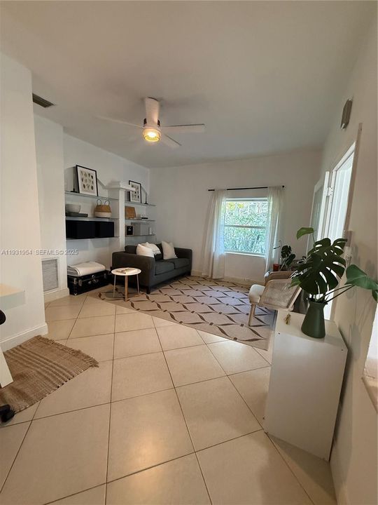 For Rent: $1,900 (1 beds, 3 baths, 2362 Square Feet)