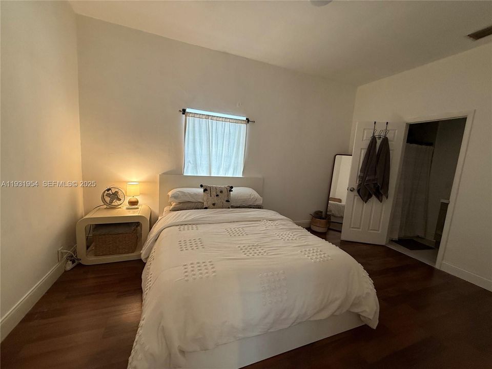 For Rent: $1,900 (1 beds, 3 baths, 2362 Square Feet)