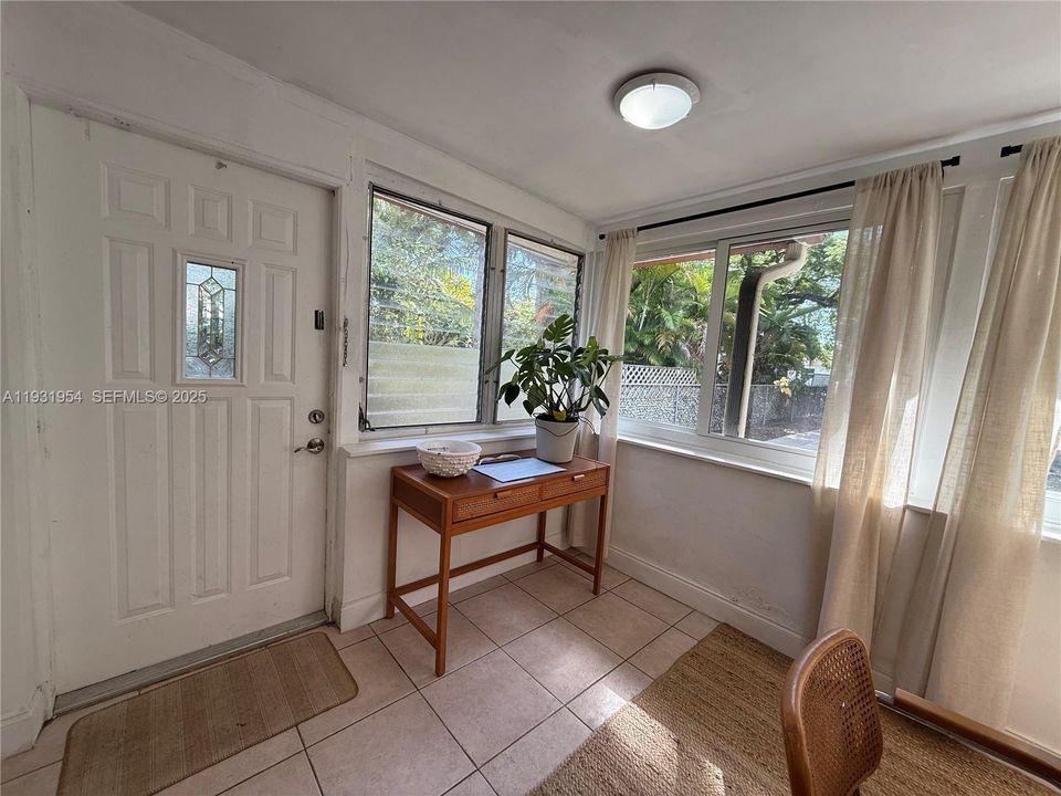 For Rent: $1,900 (1 beds, 3 baths, 2362 Square Feet)