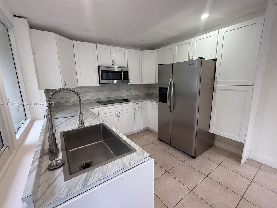 For Rent: $1,900 (1 beds, 3 baths, 2362 Square Feet)