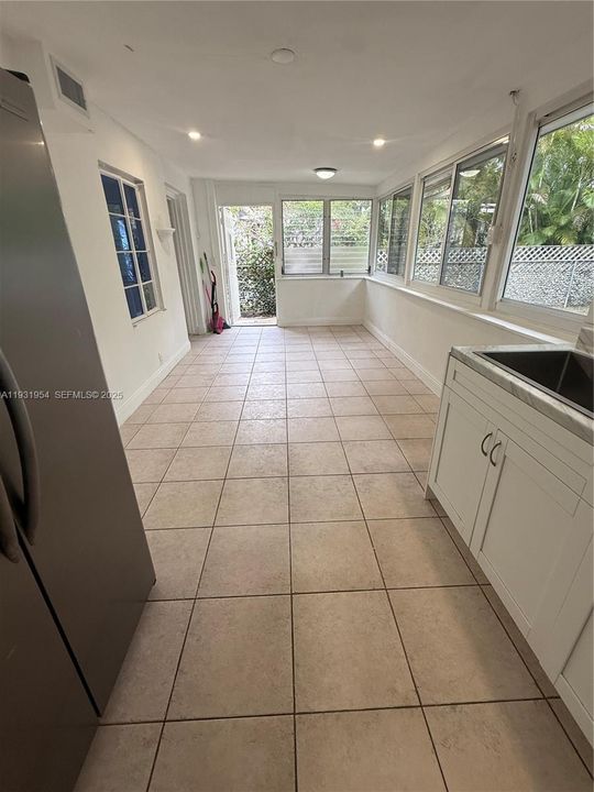 For Rent: $1,900 (1 beds, 3 baths, 2362 Square Feet)