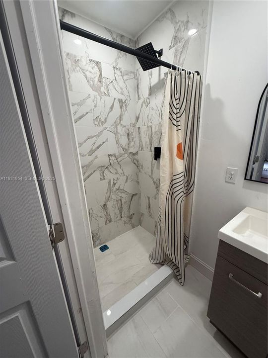 For Rent: $1,900 (1 beds, 3 baths, 2362 Square Feet)