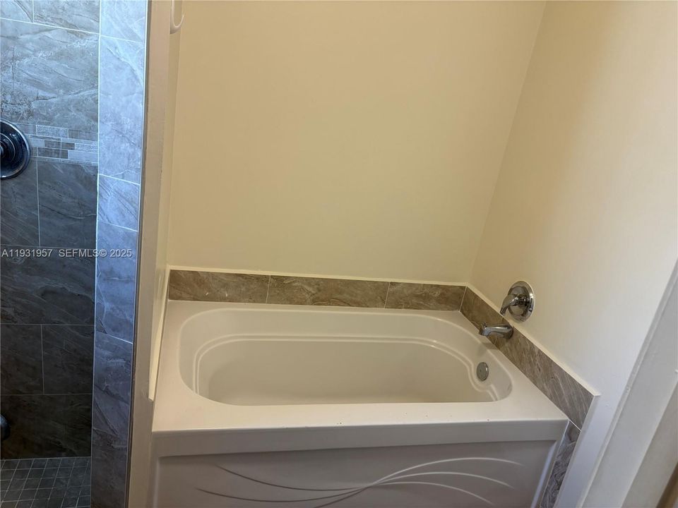 For Rent: $1,600 (1 beds, 1 baths, 1376 Square Feet)