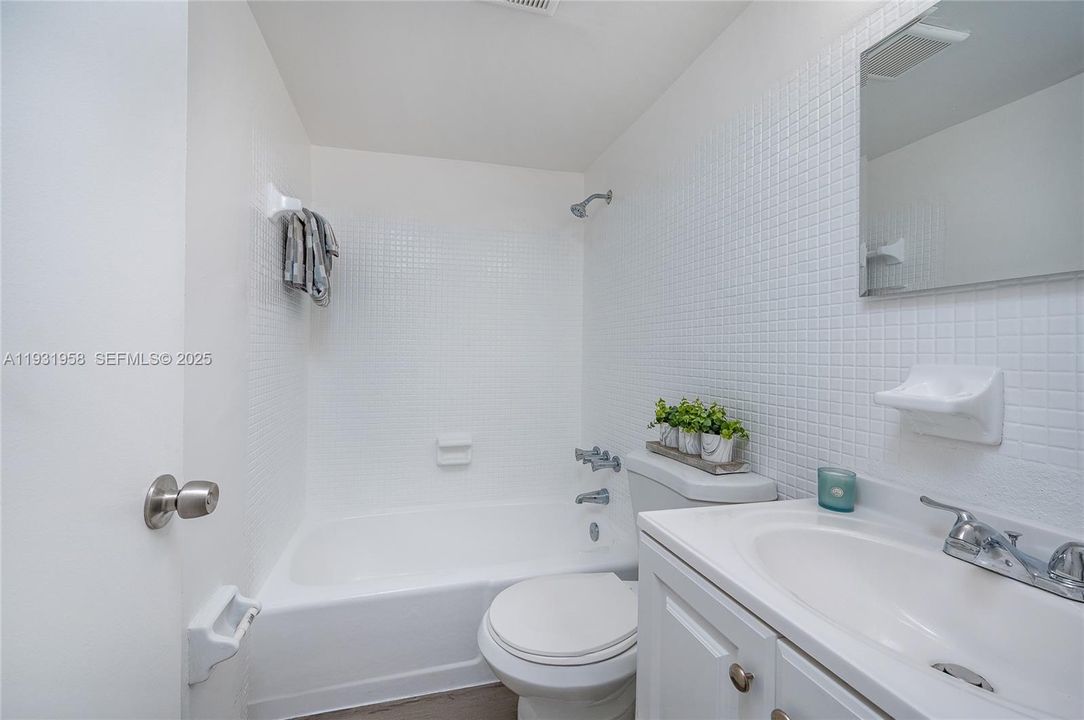 For Rent: $2,000 (2 beds, 1 baths, 39116 Square Feet)