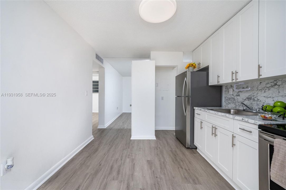 For Rent: $2,000 (2 beds, 1 baths, 39116 Square Feet)