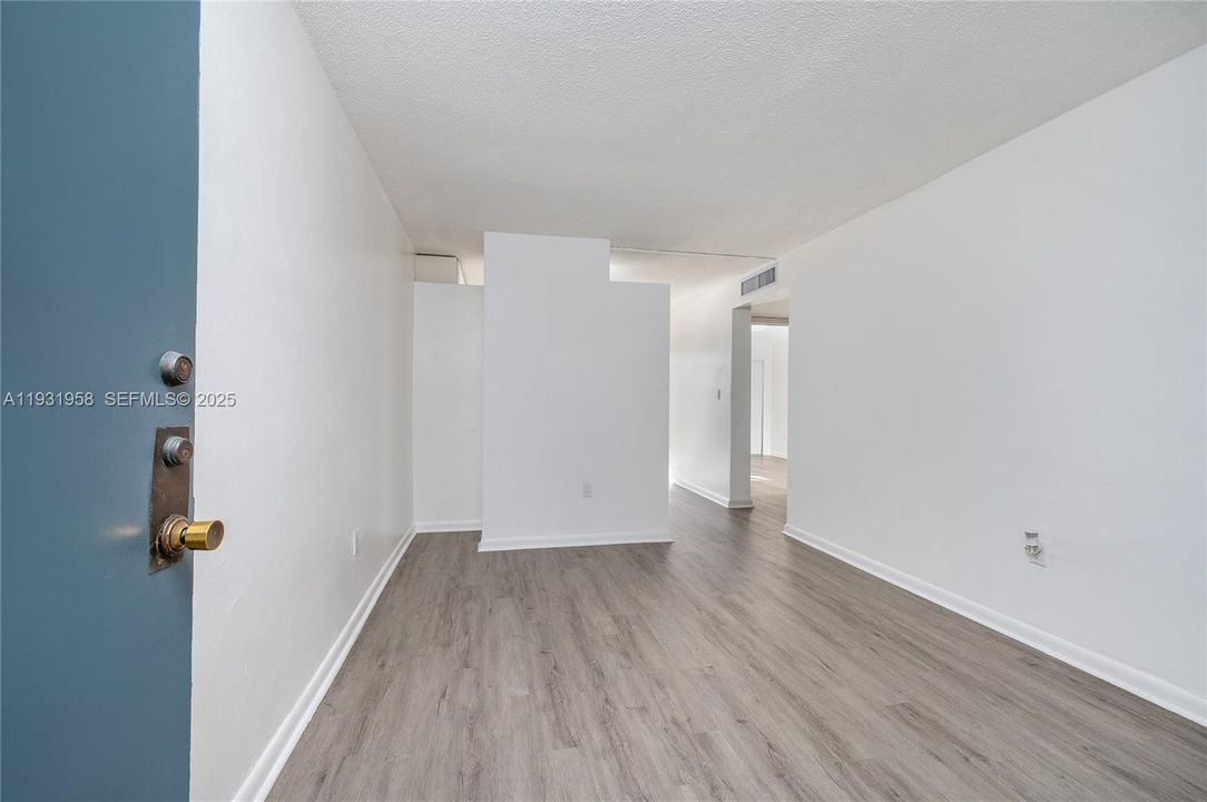 For Rent: $2,000 (2 beds, 1 baths, 39116 Square Feet)