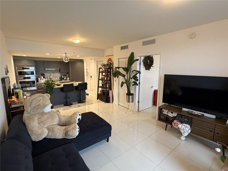 В аренду: $2,350 (1 спален, 1 ванн, 765 Квадратных фут)