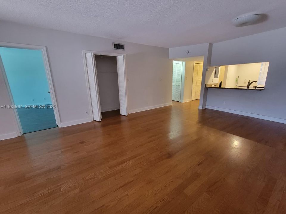 На продажу: $225,000 (2 спален, 2 ванн, 1360 Квадратных фут)